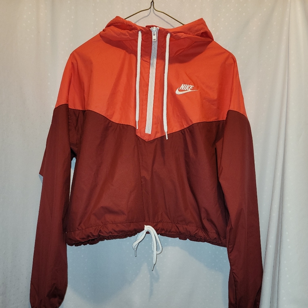 Crop style women's windbreaker